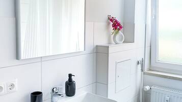 Haartrockner, Handtücher, Toilettenpapier
