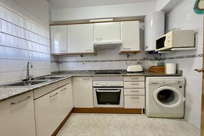 Een koelkast, een microgolfoven, een oven, een kookplaat