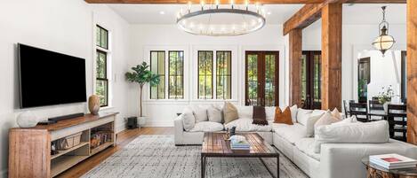 Smart-tv, een open haard, tafelvoetbal en een stereo