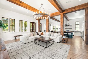 Smart-TV, peis, fotballspill og stereoanlegg