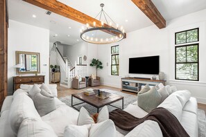 Smart-tv, eldstad, bordsfotboll och en stereo