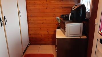 Cabin, 2 Bedrooms, Fireplace, Garden View | Interior