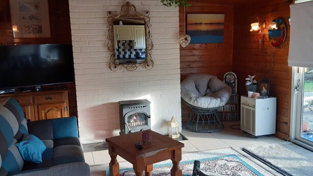 Cabin, 2 Bedrooms, Fireplace, Garden View | Living room - Chalet on Cloghans Pier (Cloghans)