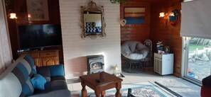 Cabin, 2 Bedrooms, Fireplace, Garden View | Living room - Chalet on Cloghans Pier (Cloghans)