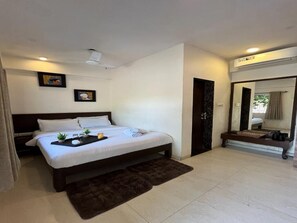 Deluxe dubbelrum - 1 queensize-säng - utsikt mot trädgården | Sängkläder