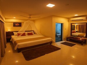 Deluxe dubbelrum - 1 queensize-säng - utsikt mot trädgården | Sängkläder