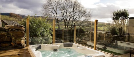 Outdoor spa tub
