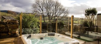 Cottage in Llan Ffestiniog with Hot Tub