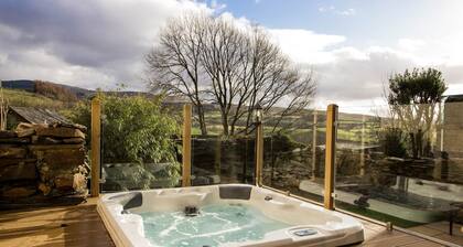 Cottage in Llan Ffestiniog with Hot Tub