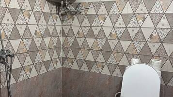 豪華雙人或雙床房, 山景 | 浴室 | 淋浴設備、毛巾、肥皂、洗髮精