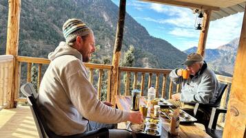 Sarapan lengkap setiap hari (INR 250 per orang)