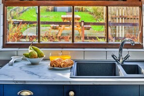 Fridge, microwave, oven, stovetop - Cottage in Snowdonia with Private Hot Tub (Dolwyddelan)