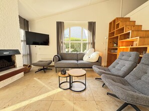 Smart-TV, Kamin, Bücher, Stereoanlage