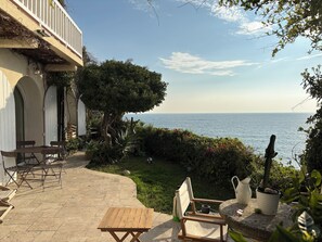 Outdoor dining - Duplex on the water, terrace, garden corniche Kennedy city center bicycle bus downstairs (Marseille)