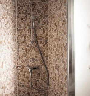 Shower, hair dryer, towels, soap - Duplex on the water, terrace, garden corniche Kennedy city center bicycle bus downstairs (Marseille)