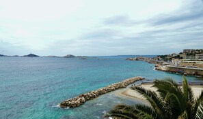Beach - Duplex on the water, terrace, garden corniche Kennedy city center bicycle bus downstairs (Marseille)