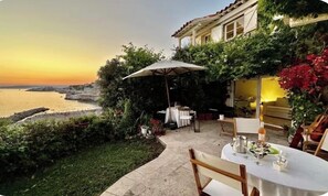 Outdoor dining - Duplex on the water, terrace, garden corniche Kennedy city center bicycle bus downstairs (Marseille)