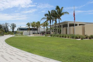 Property grounds - Sandy Cove Hideaway: Private, End-Unit, Walk to Village, Private Beach, Fishing Pier & Dog Friendly! (Siesta Key)