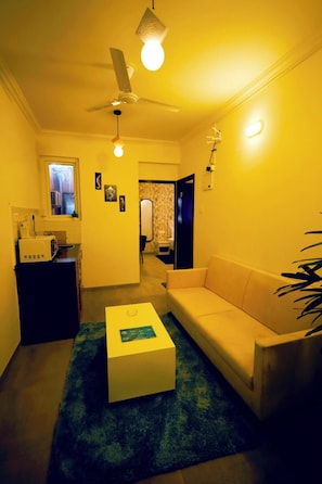 Appartement Deluxe, balcon, vue sur la piscine | Bureau, espace de travail pour ordinateurs portables