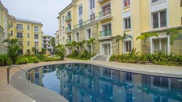 Una piscina al aire libre