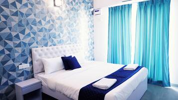 1 habitación, escritorio y espacio para trabajar con laptop