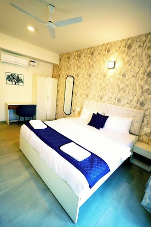 Appartement Deluxe, balcon, vue sur la piscine | Bureau, espace de travail pour ordinateurs portables