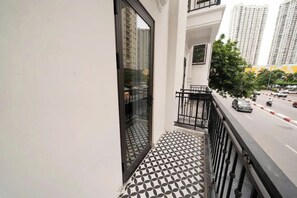 Chambre Junior, 1 très grand lit, balcon, vue ville | Vue de la chambre