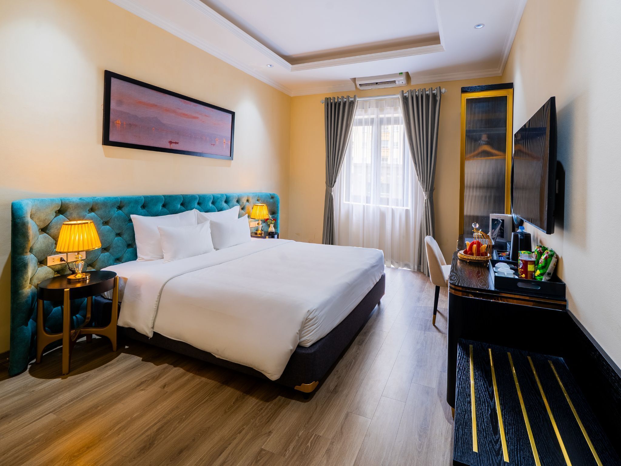 Habitación Deluxe con 1 cama matrimonial o 2 individuales, vista a la ciudad | Área de sala de estar | Televisión LCD de 55 pulgadas con canales por cable 