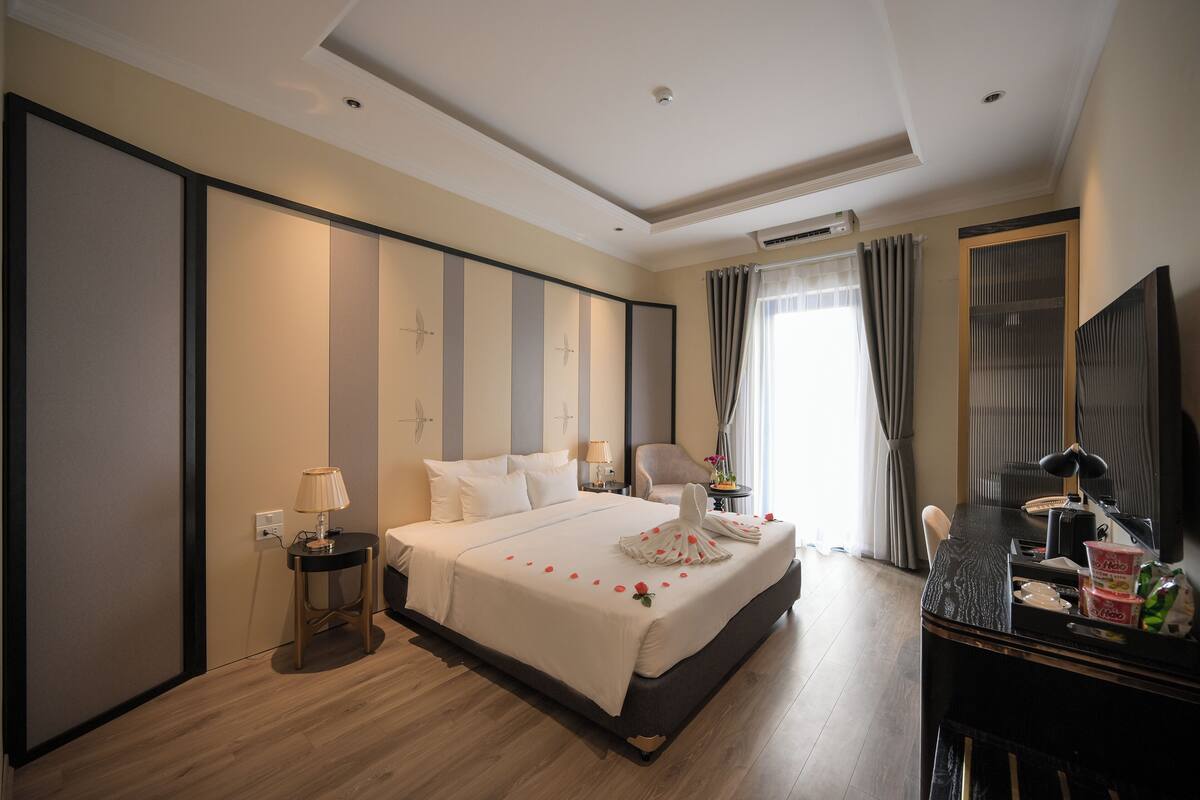 Rom – junior, 1 kingsize-seng, balkong, byutsikt | Minibar, safe på rommet, individuelt dekorert og skrivebord