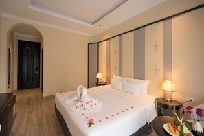 Rom – junior, 1 kingsize-seng, balkong, byutsikt | Minibar, safe på rommet, individuelt dekorert og skrivebord