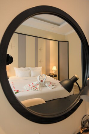 Rom – junior, 1 kingsize-seng, balkong, byutsikt | Minibar, safe på rommet, individuelt dekorert og skrivebord