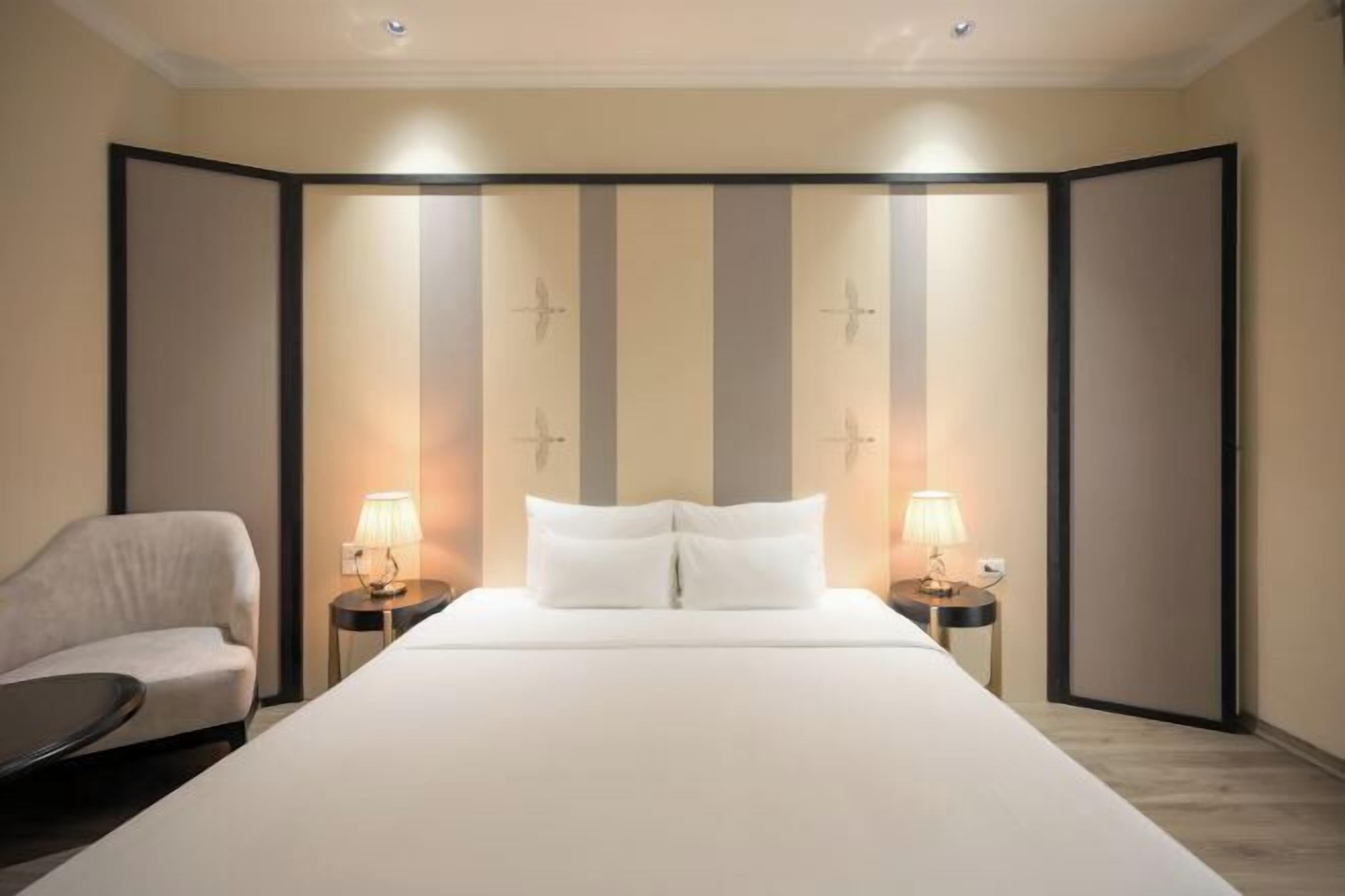 Minibar, caja de seguridad en la habitación y decoración personalizada 