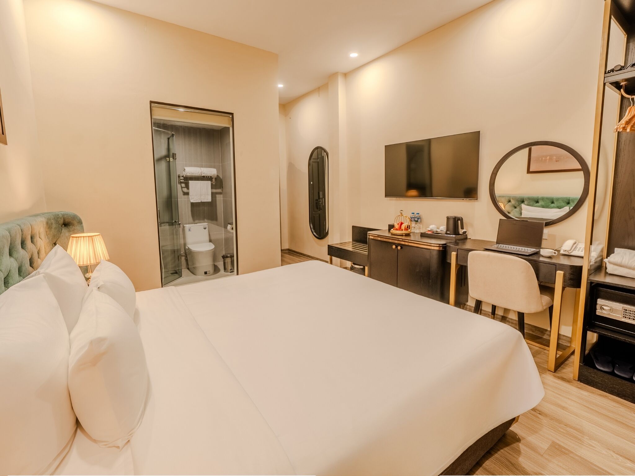 Minibar, caja de seguridad en la habitación y decoración personalizada 