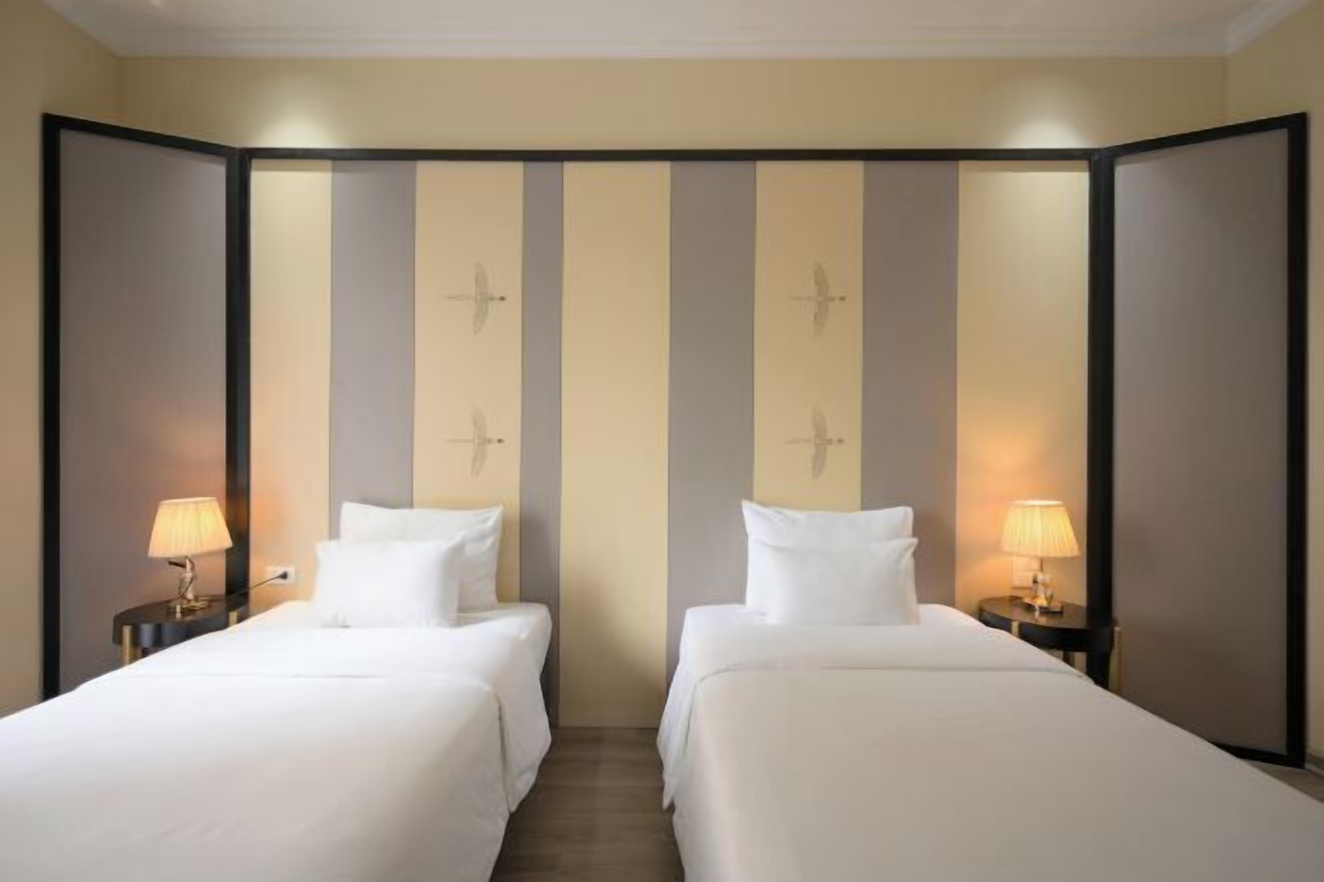 Minibar, caja de seguridad en la habitación y decoración personalizada 