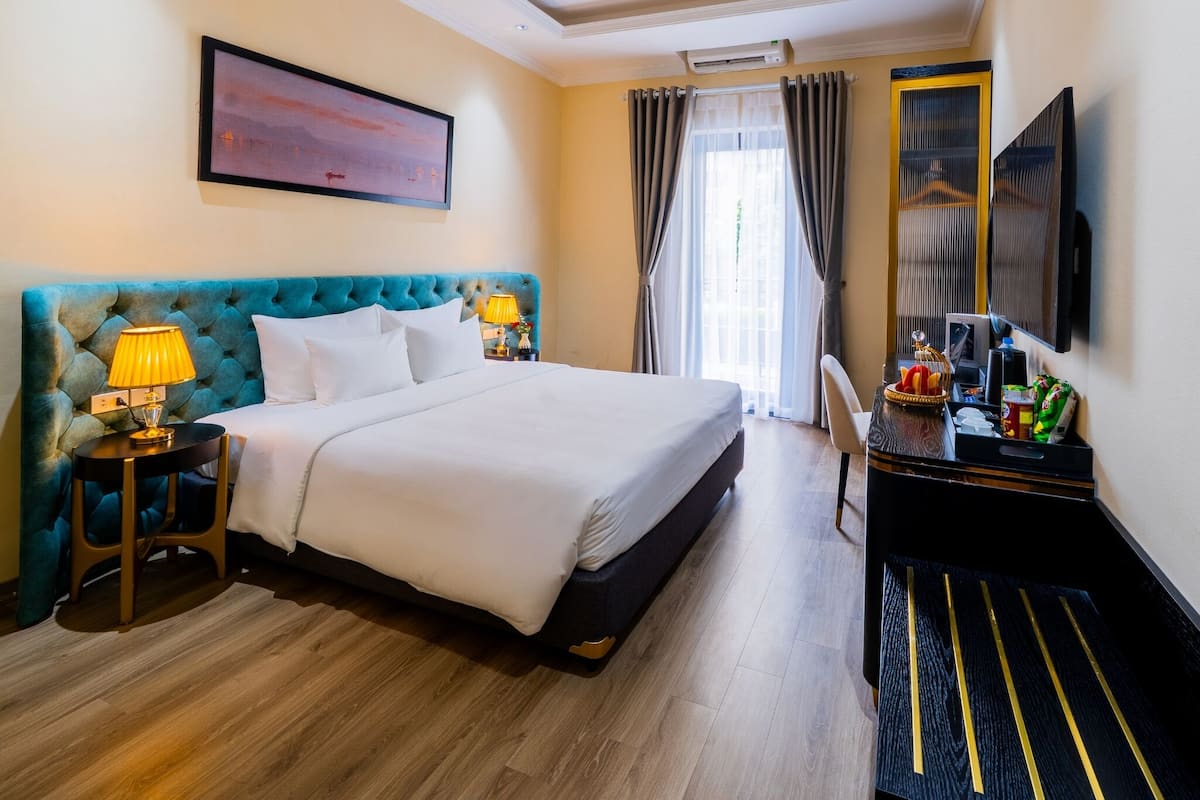 Minibar, in-room safe, individually decorated, desk