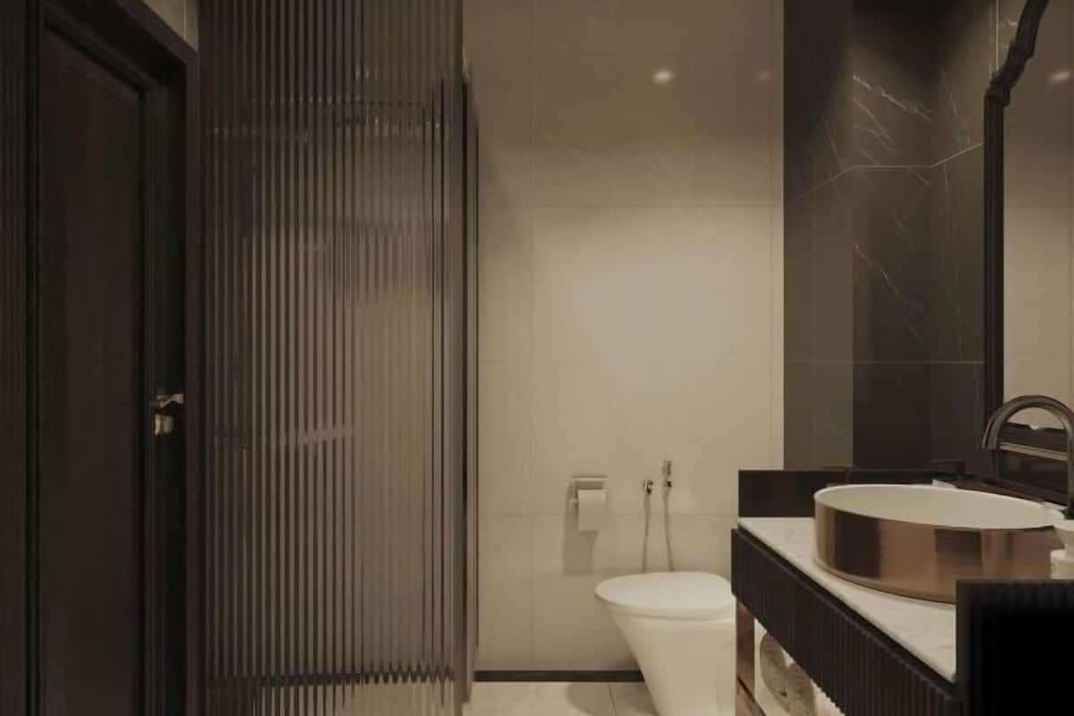 Shower, hydromassage showerhead, free toiletries, hair dryer