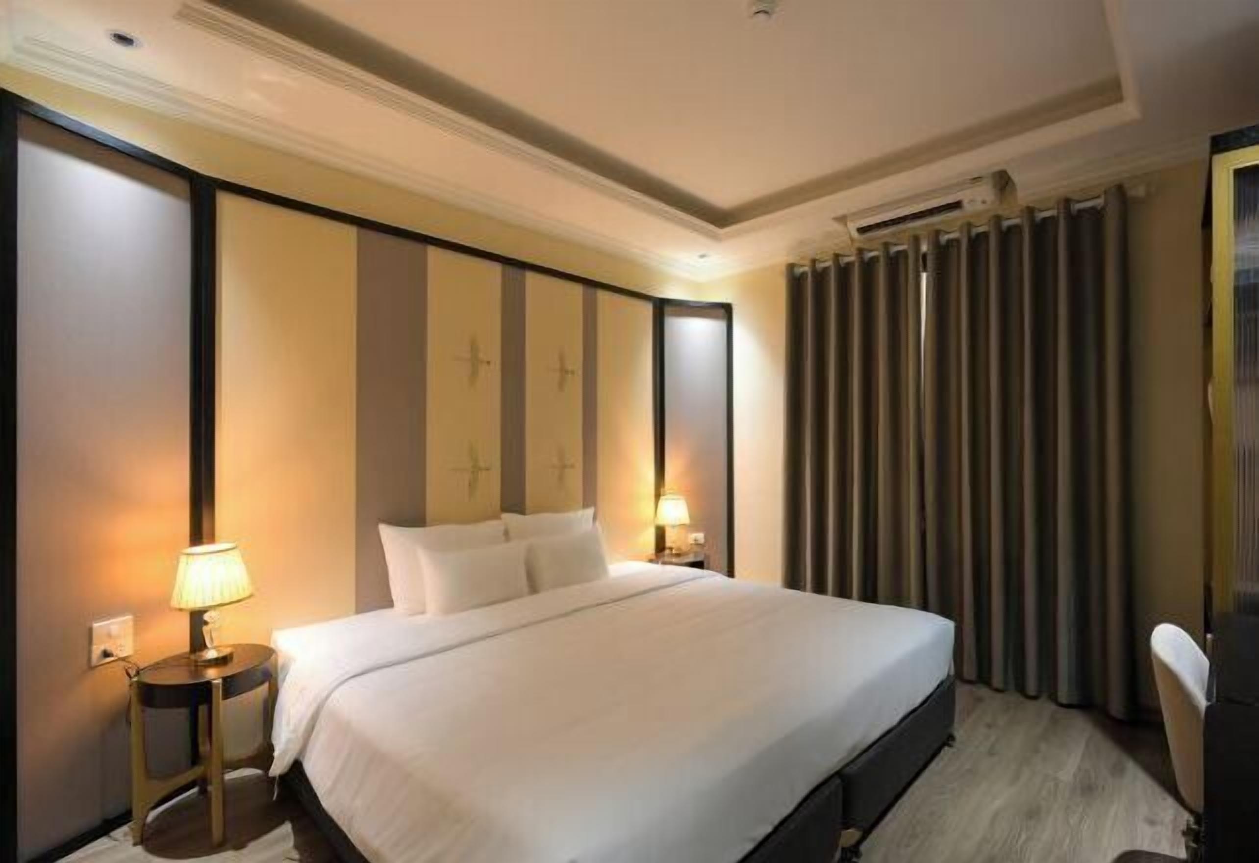 Minibar, caja de seguridad en la habitación y decoración personalizada 