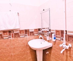 Tina y regadera independientes y amenidades de baño ecológicas 