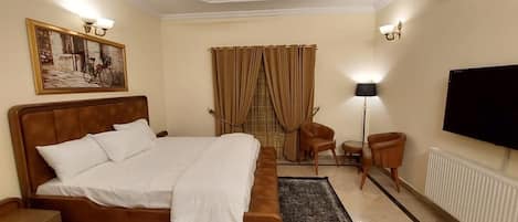 Desk, soundproofing, iron/ironing board, free WiFi