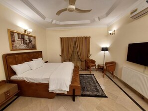 Bureau, chambres insonorisées, fer et planche à repasser, Wi-Fi gratuit