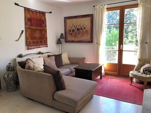 电视、壁炉、DVD 播放器、乒乓球