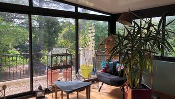 Télévision, cheminée, lecteur de DVD, table de tennis de table