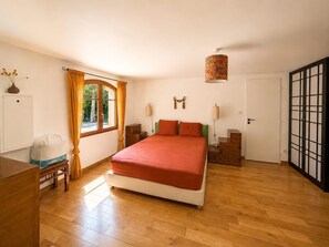 5 habitaciones, escritorio y tabla de planchar con plancha