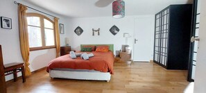 5 多间卧室、办公桌、熨斗/熨衣板、旅行婴儿床