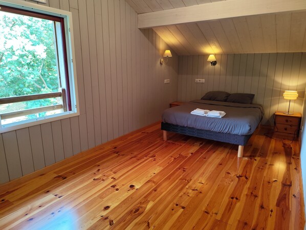 4 bedrooms, iron/ironing board, bed sheets