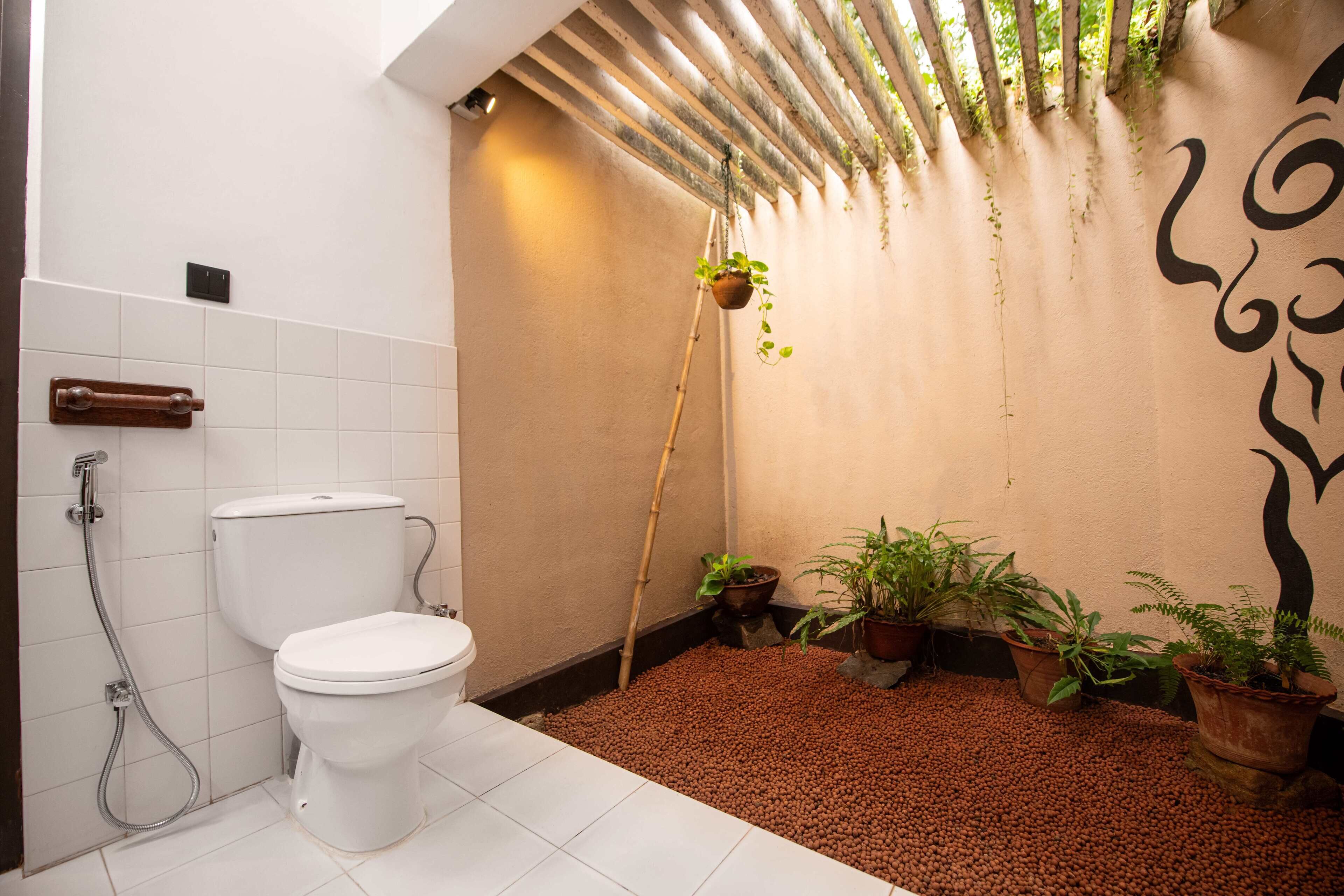 Sèche-cheveux, serviettes fournies, savon, shampoing