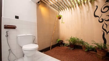 Haartrockner, Handtücher, Seife, Shampoo