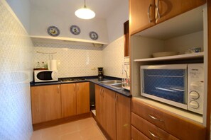 Refrigerador, microondas, placa de cocina, cafetera/tetera