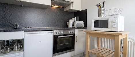 Refrigerador, microondas, horno, placa de cocina