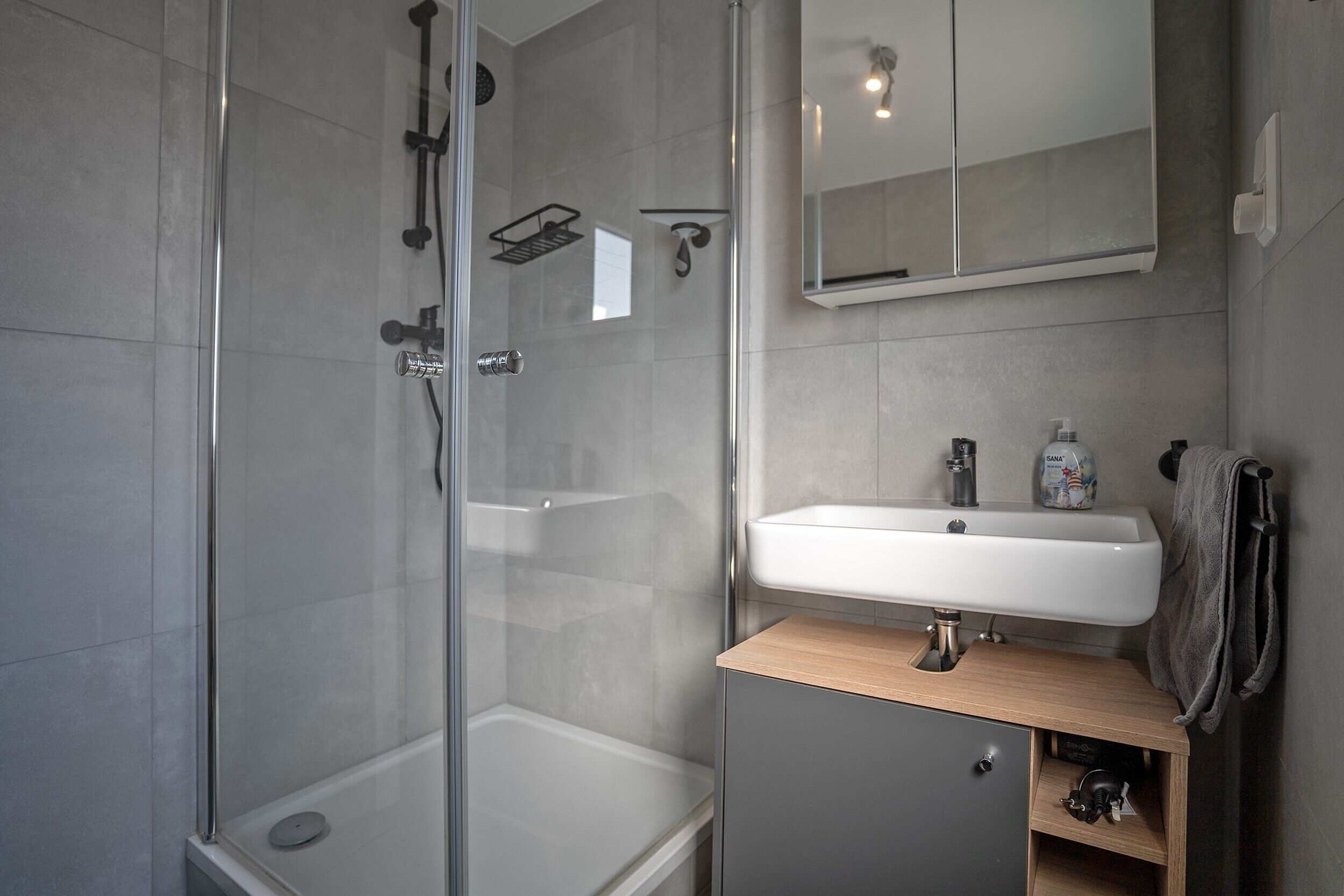 Dusche, Haartrockner, Handtücher